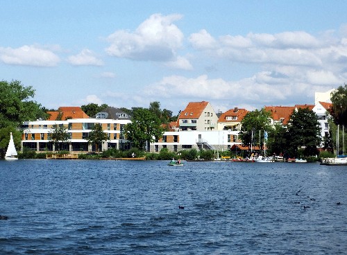 Jugendherberge Ratzeburg - von der Seeseite mit neuen Bootsstegen